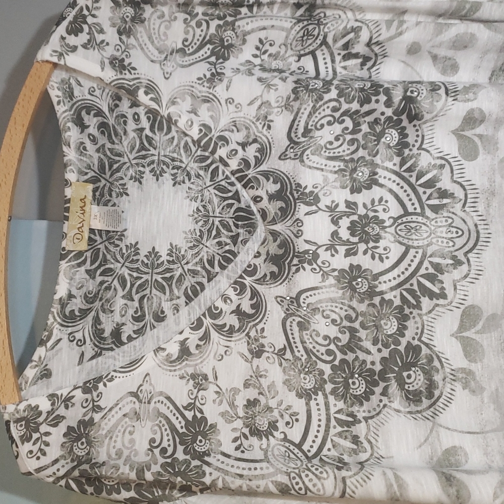 Davina 3X top with short flowy sleeves - Picture 3 of 10